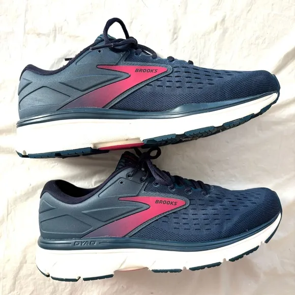 Brooks Dyad 11 Running Shoe Sneakers- Navy and Pink SZ 10 NWOT only tried on