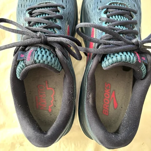 Brooks Dyad 11 Running Shoe Sneakers- Navy and Pink SZ 10 NWOT only tried on