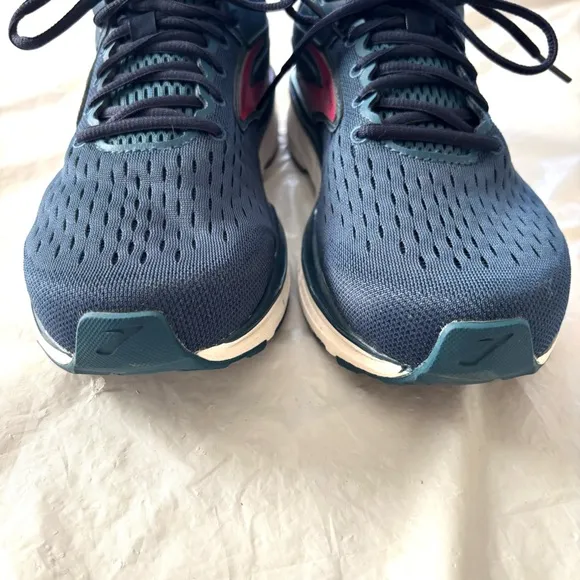Brooks Dyad 11 Running Shoe Sneakers- Navy and Pink SZ 10 NWOT only tried on