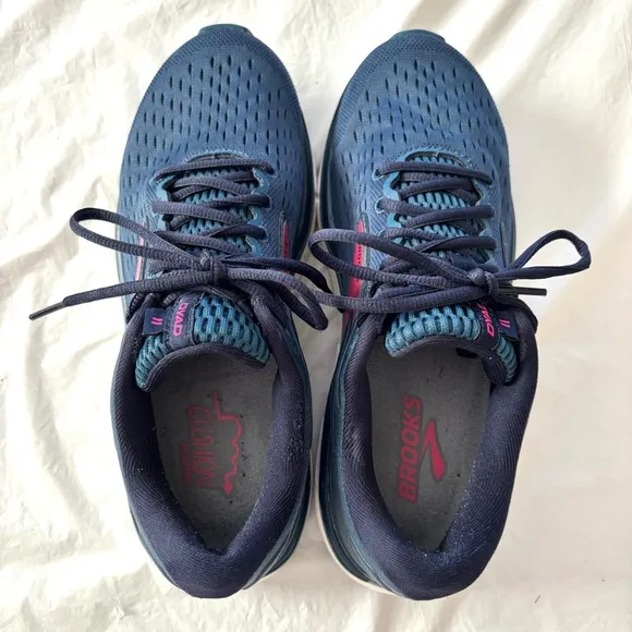 Brooks Dyad 11 Running Shoe Sneakers- Navy and Pink SZ 10 NWOT only tried on