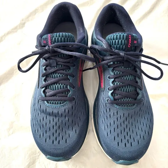 Brooks Dyad 11 Running Shoe Sneakers- Navy and Pink SZ 10 NWOT only tried on