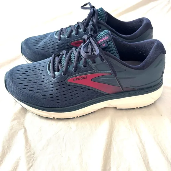 Brooks Dyad 11 Running Shoe Sneakers- Navy and Pink SZ 10 NWOT only tried on