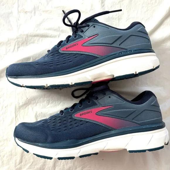 Brooks Dyad 11 Running Shoe Sneakers- Navy and Pink SZ 10 NWOT only tried on
