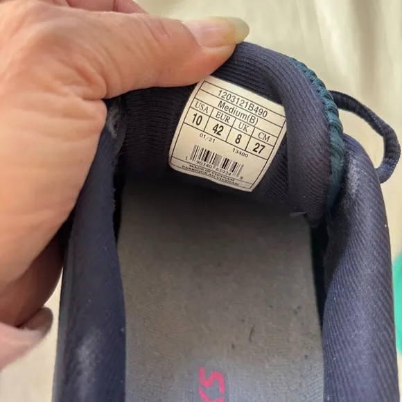 Brooks Dyad 11 Running Shoe Sneakers- Navy and Pink SZ 10 NWOT only tried on