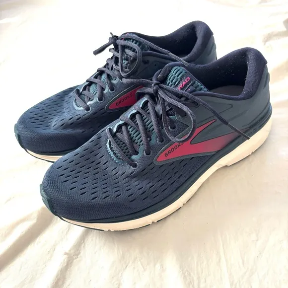 Brooks Dyad 11 Running Shoe Sneakers- Navy and Pink SZ 10 NWOT only tried on