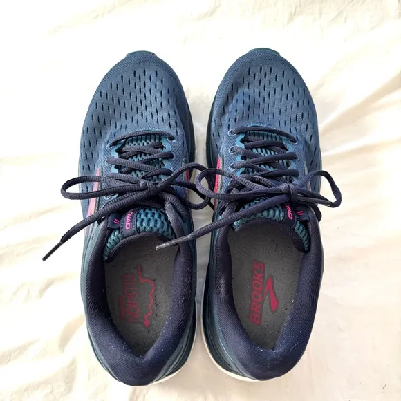 Brooks Dyad 11 Running Shoe Sneakers- Navy and Pink SZ 10 NWOT only tried on
