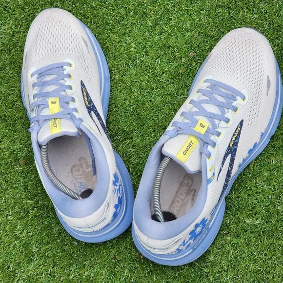 BROOKS GHOST 15 - Women's Athletic Shoes - SIZE 10.5 Medium B