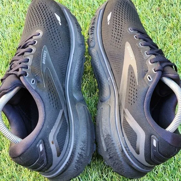 BROOKS GHOST 15 - Women's Athletic Shoes - SIZE 9.5B ***Read Descriptions ***