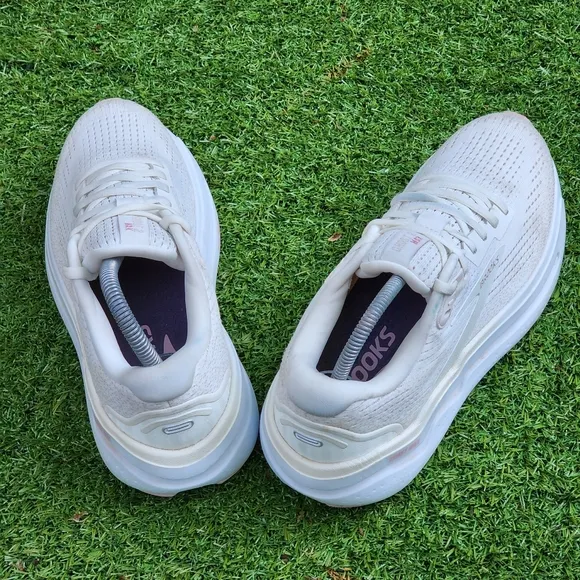 BROOKS GHOST MAX 2 - Womens Athletic Shoes - SIZE 7