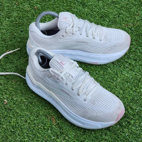 BROOKS GHOST MAX 2 - Womens Athletic Shoes - SIZE 7