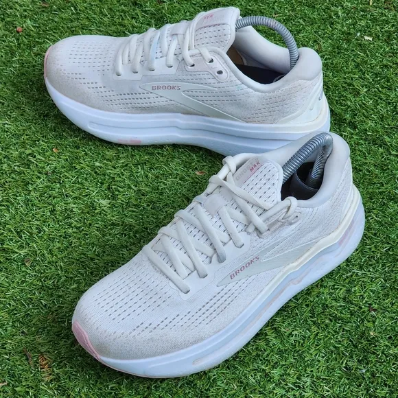 BROOKS GHOST MAX 2 - Womens Athletic Shoes - SIZE 7