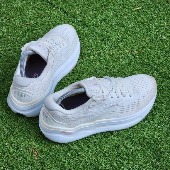 BROOKS GHOST MAX 2 - Womens Athletic Shoes - SIZE 7