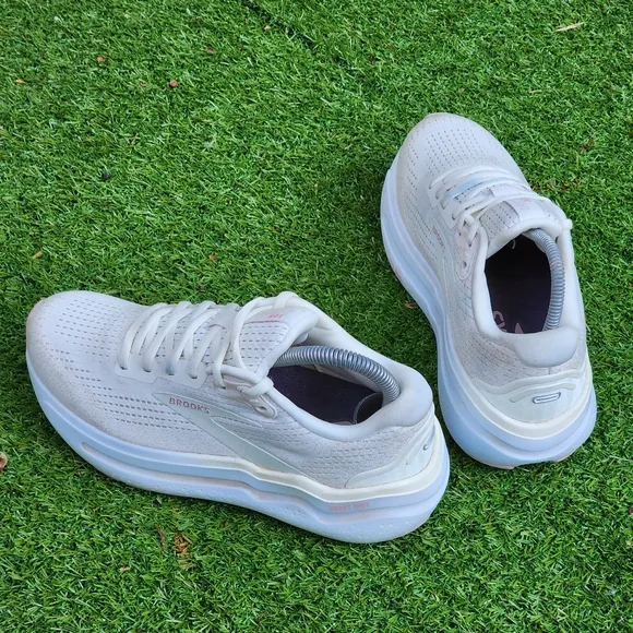 BROOKS GHOST MAX 2 - Womens Athletic Shoes - SIZE 7