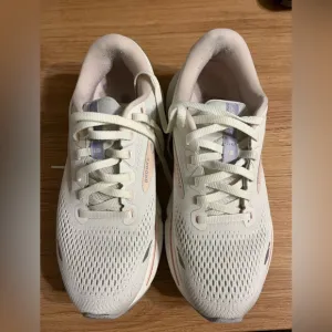 Brooks Women's Ghost 15 Cream Lace Up Comfort Running Shoes Size: 8