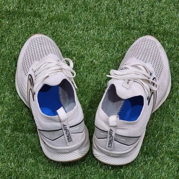 BROOKS LEVITATE GTS 6 - Women's Sneakers - SIZE 10.  ((No Insoles))