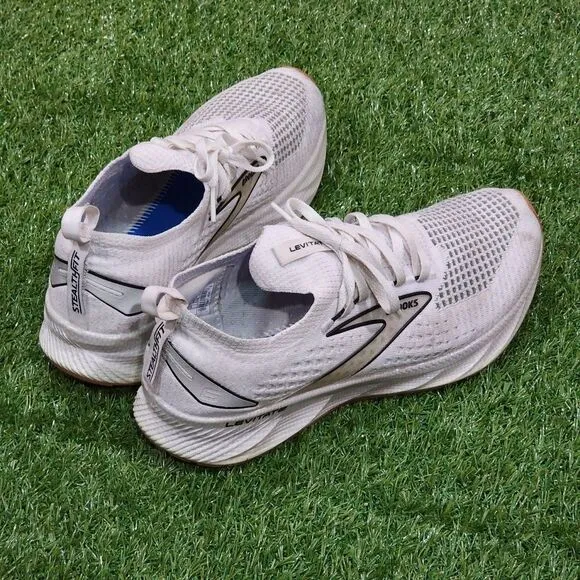 BROOKS LEVITATE GTS 6 - Women's Sneakers - SIZE 10.  ((No Insoles))