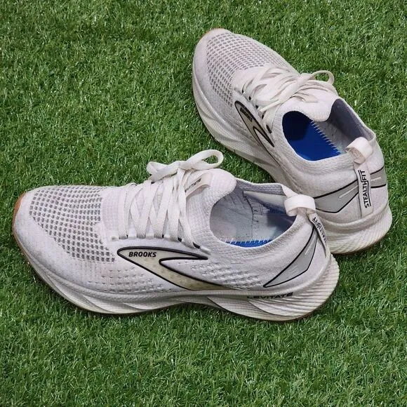BROOKS LEVITATE GTS 6 - Women's Sneakers - SIZE 10.  ((No Insoles))