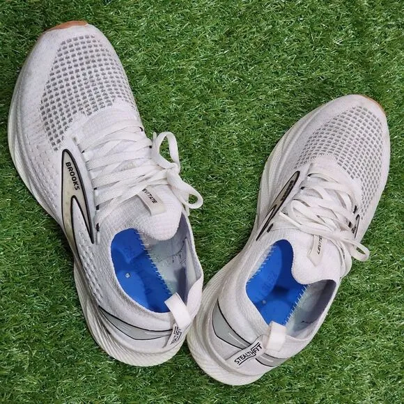 BROOKS LEVITATE GTS 6 - Women's Sneakers - SIZE 10.  ((No Insoles))