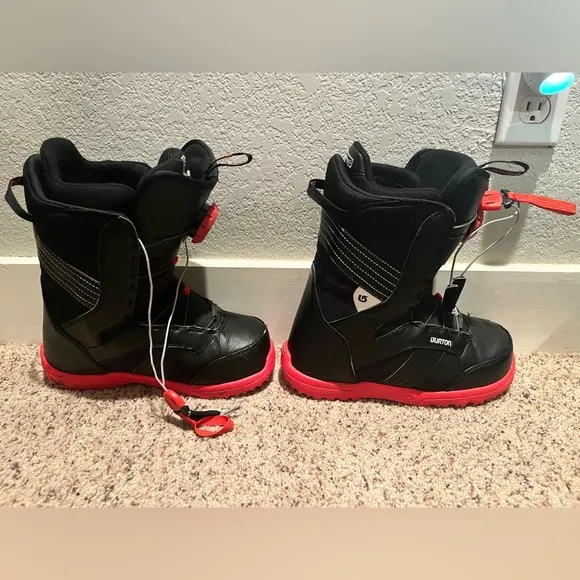 Burton kids snowboard boots with box