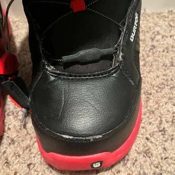 Burton kids snowboard boots with box