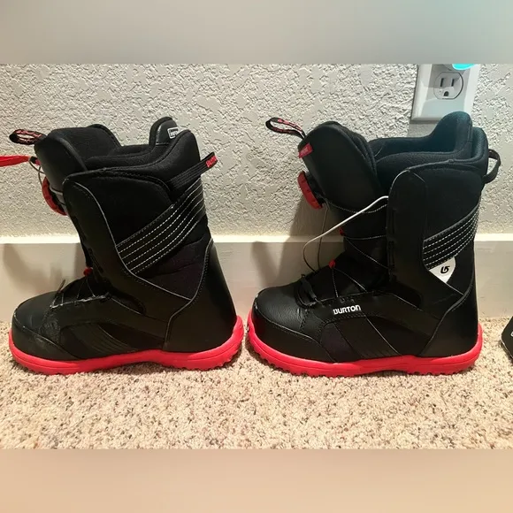 Burton kids snowboard boots with box