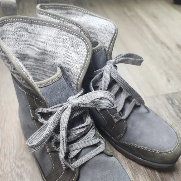 Chaco Womens Barbary Castlerock Ankle Boots Gray and Olive Size 8.5