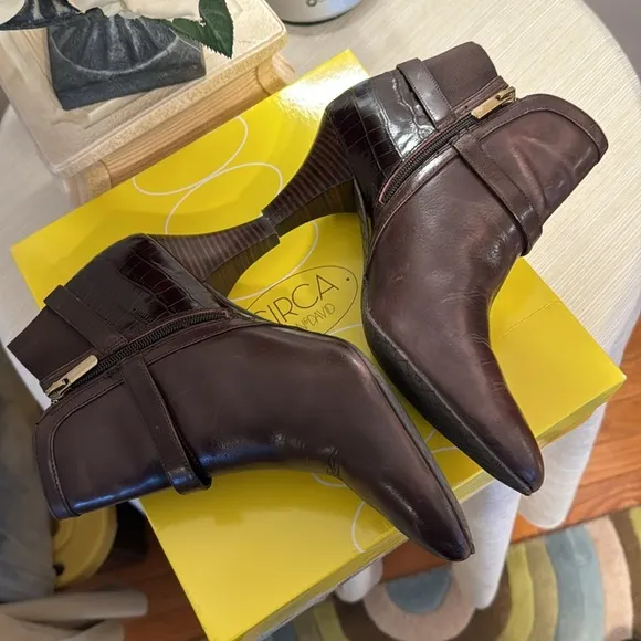 CIRCA JOAN&amp;DAVID Brown Leather Booties