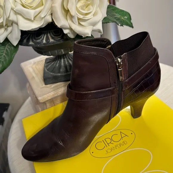 CIRCA JOAN&amp;DAVID Brown Leather Booties