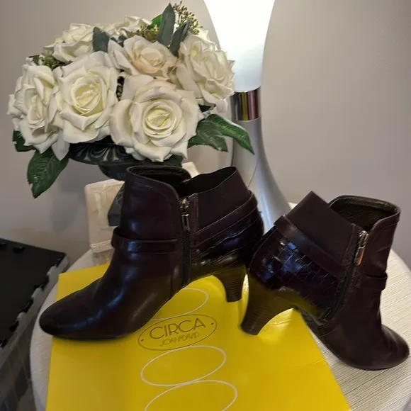 CIRCA JOAN&amp;DAVID Brown Leather Booties