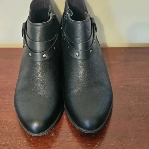 Clarks Addiy Zoie Black Leather Ankle Boots Size 8.5 EUC