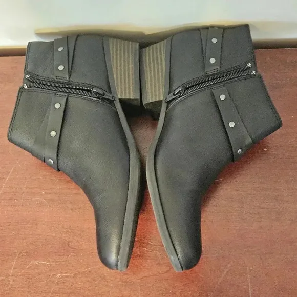 Clarks Addiy Zoie Black Leather Ankle Boots Size 8.5 EUC