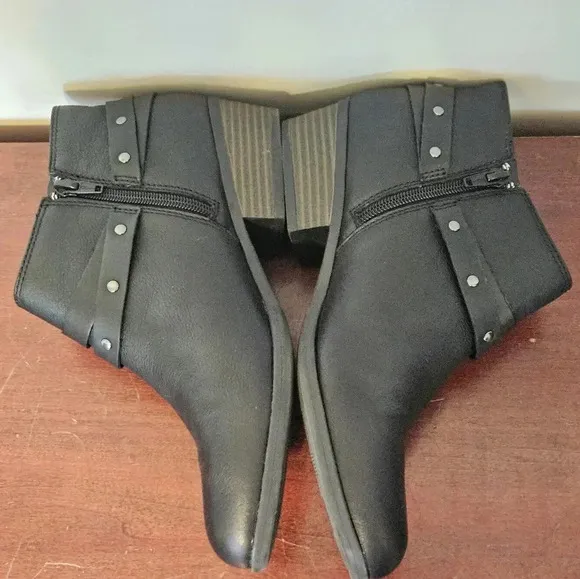 Clarks Addiy Zoie Black Leather Ankle Boots Size 8.5 EUC