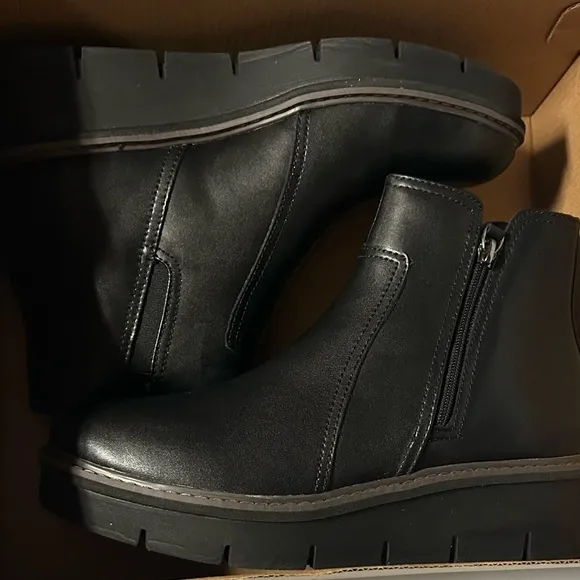 Clark’s Airabell Zip Black Smooth Black Ankle Boots Size 7.5 Medium NIB