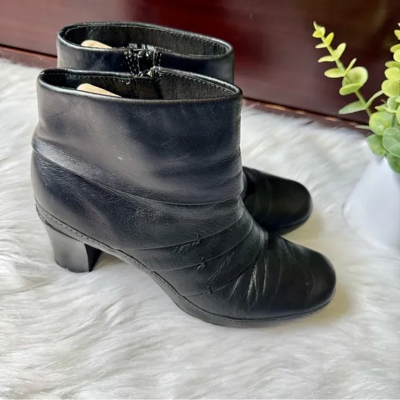 Clarks Artisan Mika Beth Ruched Detail Black Leather Zip Ankle Boots Size 7