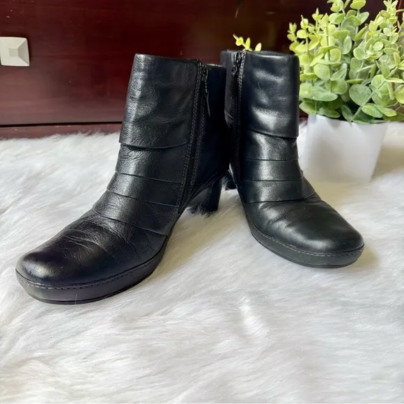 Clarks Artisan Mika Beth Ruched Detail Black Leather Zip Ankle Boots Size 7