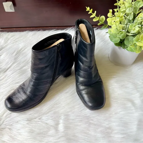 Clarks Artisan Mika Beth Ruched Detail Black Leather Zip Ankle Boots Size 7