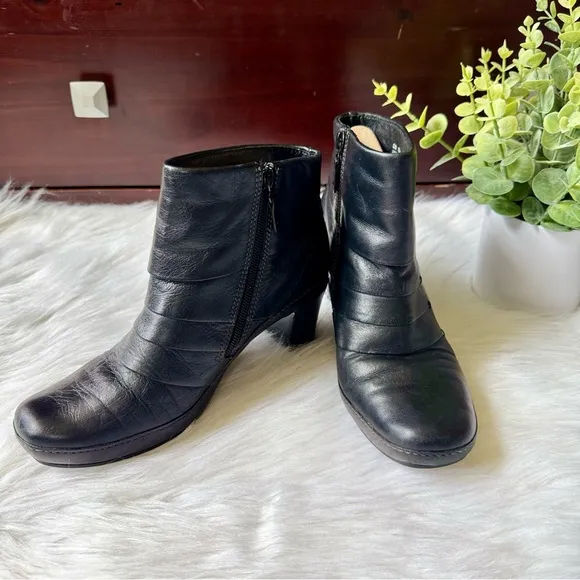 Clarks Artisan Mika Beth Ruched Detail Black Leather Zip Ankle Boots Size 7