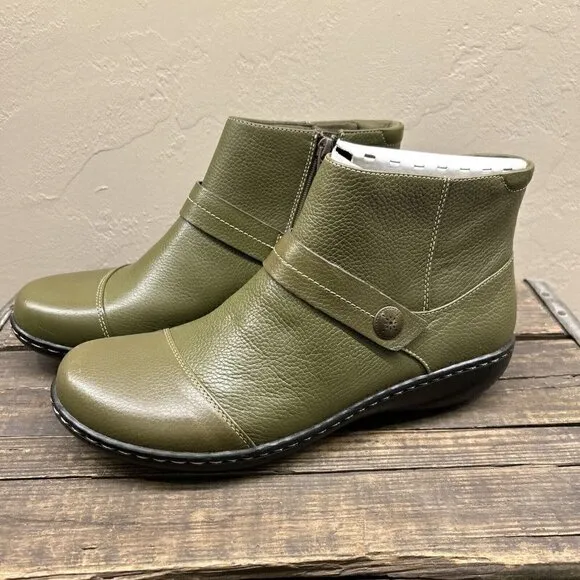 Clarks Ashland Pine Women’s Ankle Boots Olive Pebbled Leather Size US 10M New