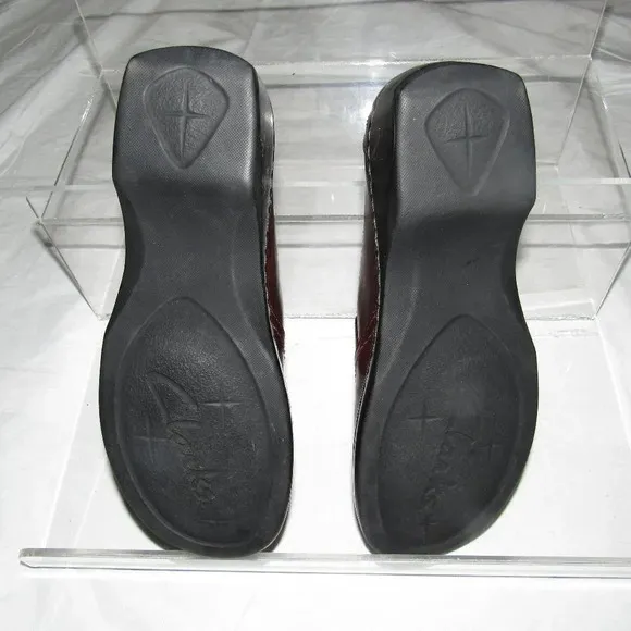 CLARKS Brown Leather Slip-On Shoes Size 7.5M