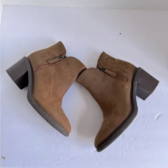 Clarks Collection Leather Healed Ankle Boots Scene Zip Dark Tan. Size 7