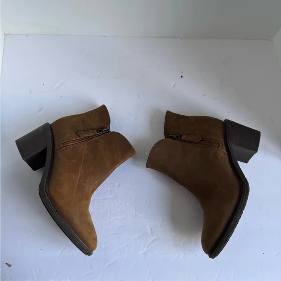 Clarks Collection Leather Healed Ankle Boots Scene Zip Dark Tan. Size 7