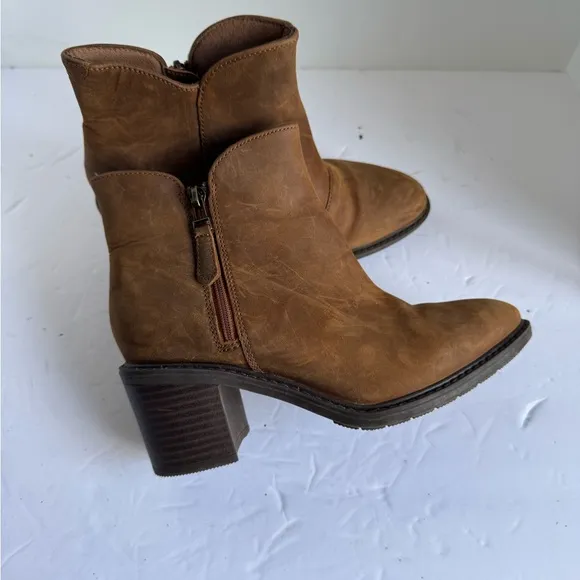 Clarks Collection Leather Healed Ankle Boots Scene Zip Dark Tan. Size 7