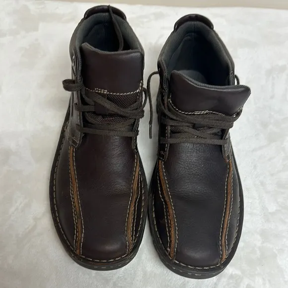 Clarks Vanek Brown Chukka Boots with Rugged Design