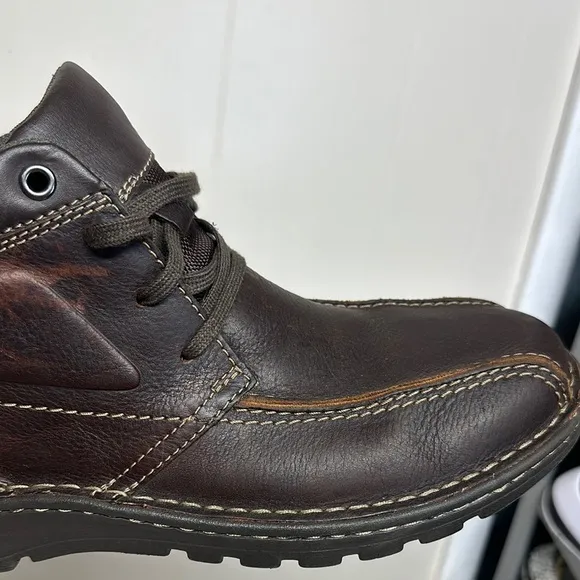 Clarks Vanek Brown Chukka Boots with Rugged Design