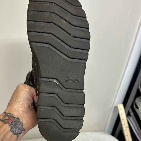 Clarks Vanek Brown Chukka Boots with Rugged Design
