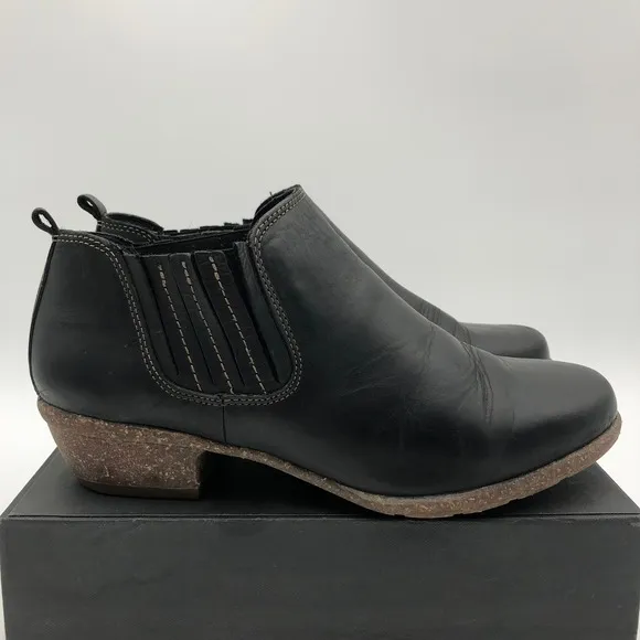 Clarks Wilrose Jade Boots Women's Sz 8 W Low Heel Chelsea Shootie Black Leather