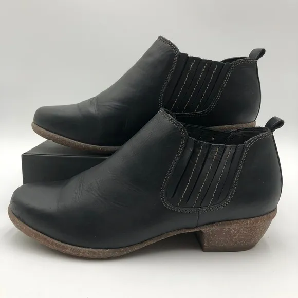 Clarks Wilrose Jade Boots Women's Sz 8 W Low Heel Chelsea Shootie Black Leather