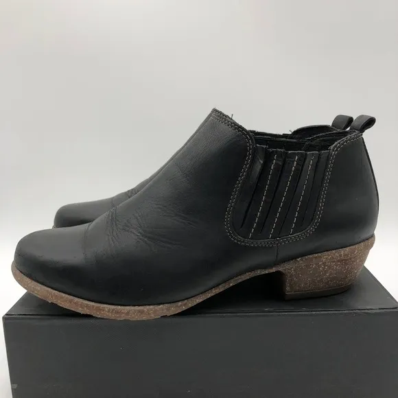 Clarks Wilrose Jade Boots Women's Sz 8 W Low Heel Chelsea Shootie Black Leather