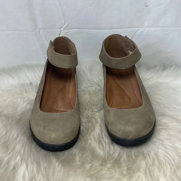 Clarks Claribel Fame Brown Suede Ankle Strap Wedge Shoes Sz 6 WIDE WIDTH