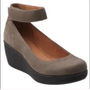 Clarks Claribel Fame Brown Suede Ankle Strap Wedge Shoes Sz 6 WIDE WIDTH